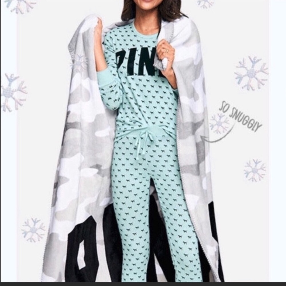 VS PINK Fleece Blanket